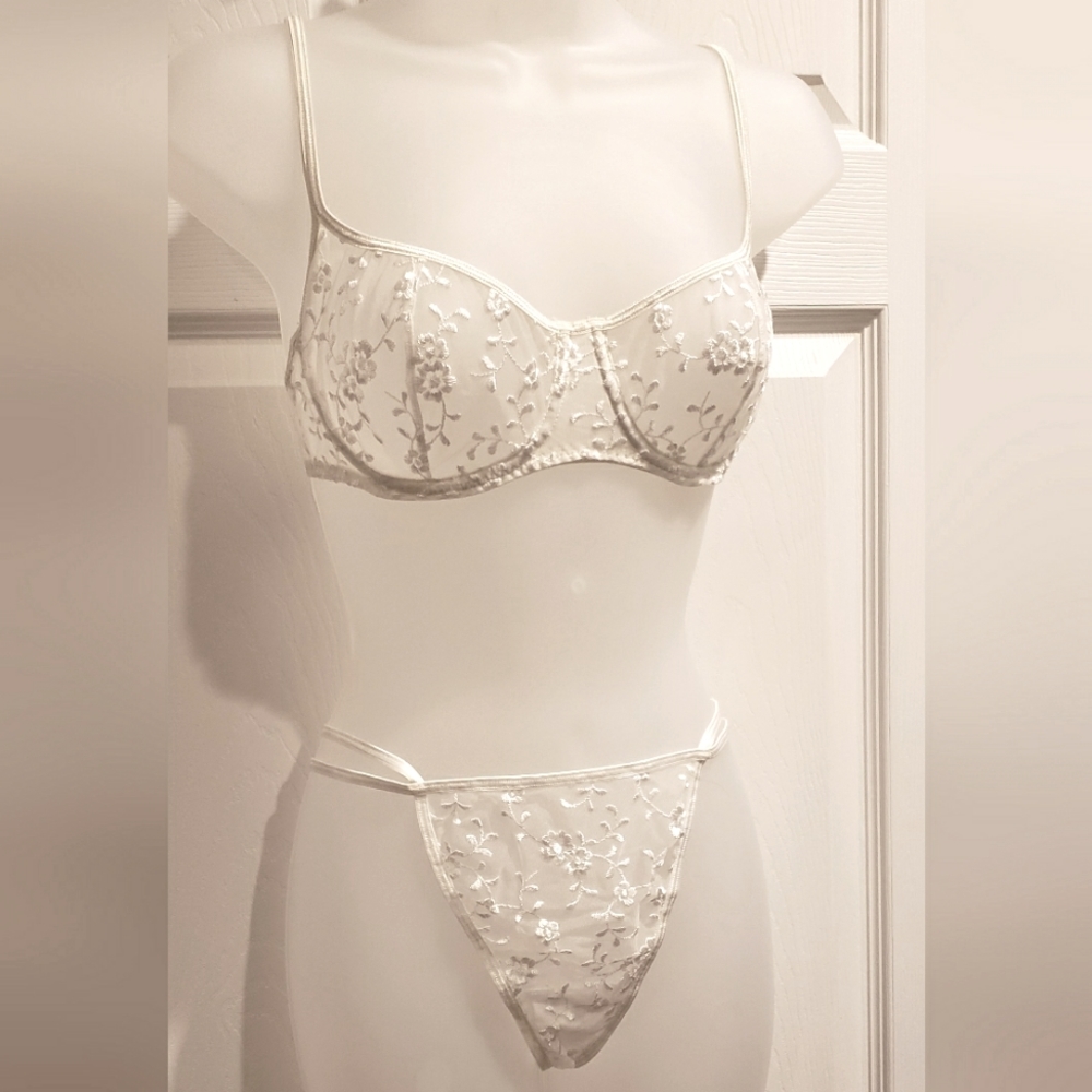 Victoria's Secret White Lace Bra and panty set NWOT